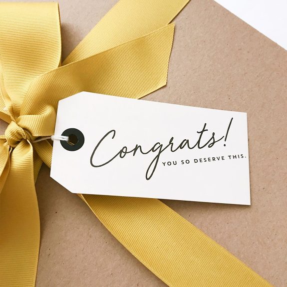 Geschenkverpackungen und Schleifen aus Altpapier und Kunststoff