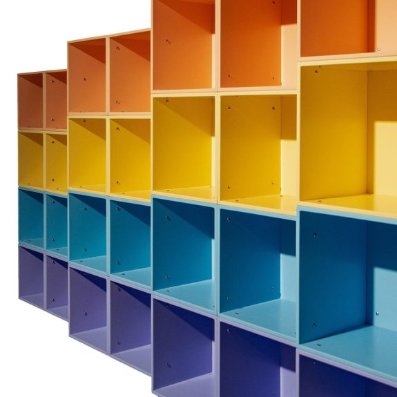 Regale und Kisten aus recycelten Rohstoffen